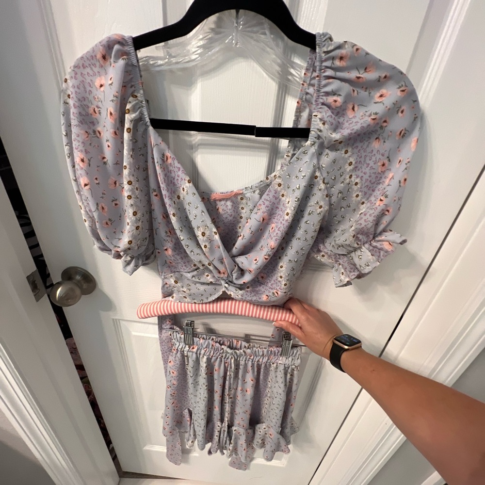 Beautiful two piece set ! Crop top and shorts ! Light weight! Size small